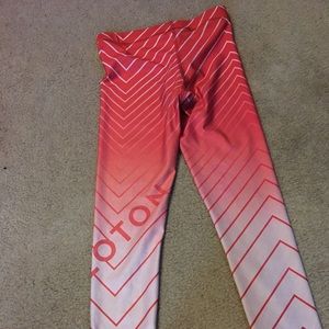 Peloton red and white ombré leggings. Size small.